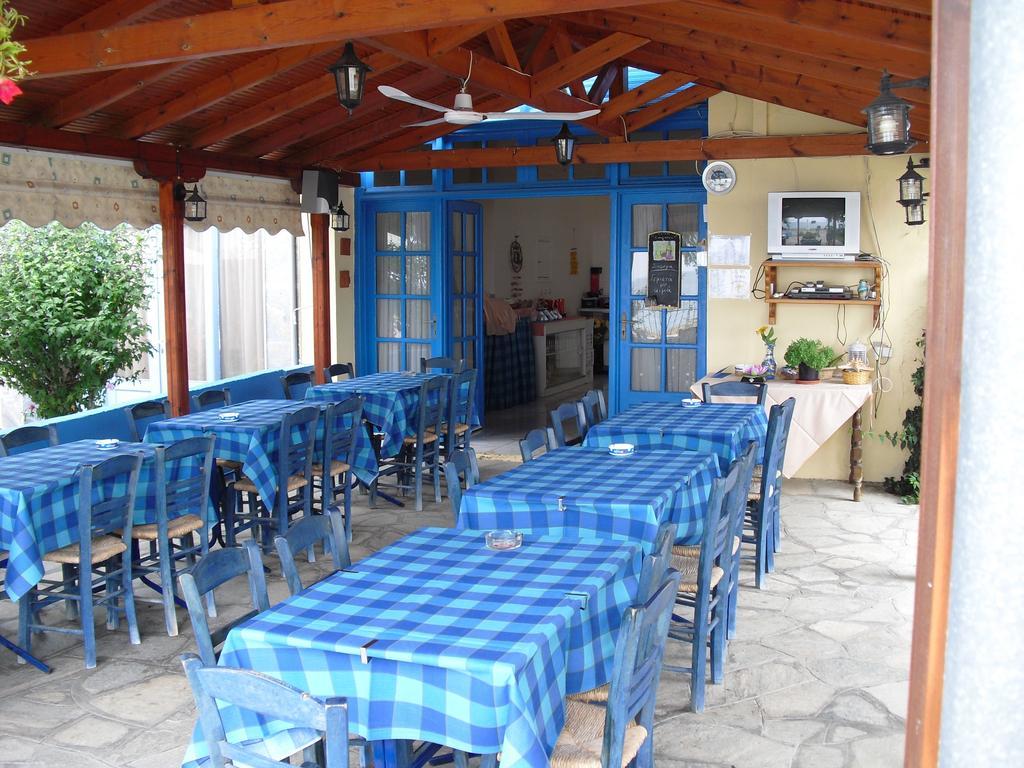 Kangaroo Hotel Mola Kalyva Exterior photo